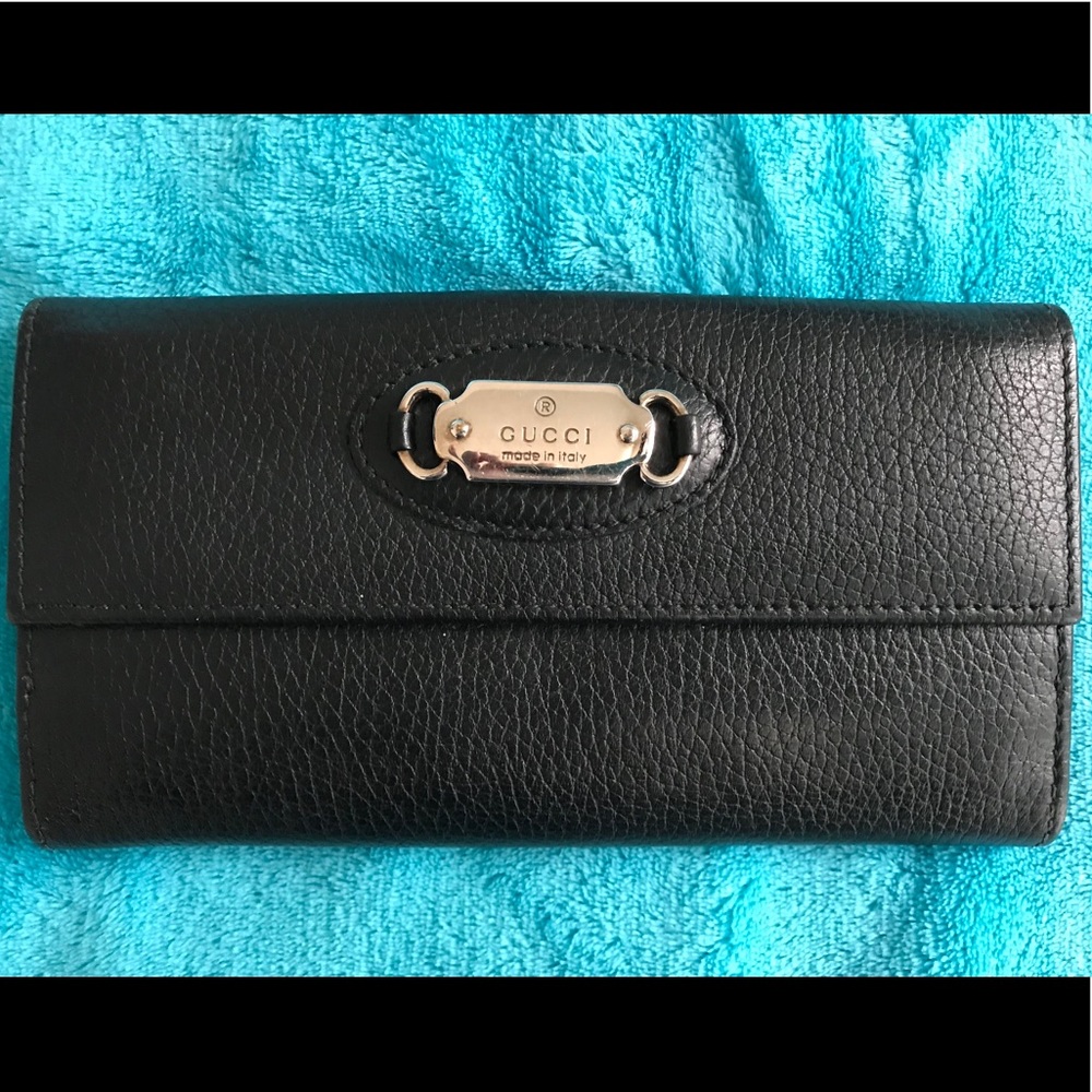 Authentic Gucci long wallet. Excellent condition.